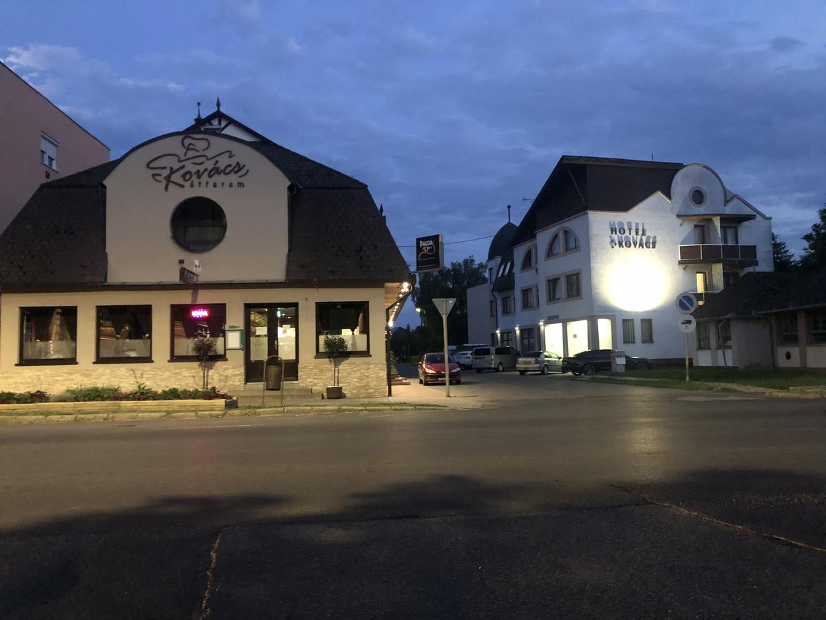 Kovacs Hotel Superior Vasarosnameny Luaran gambar